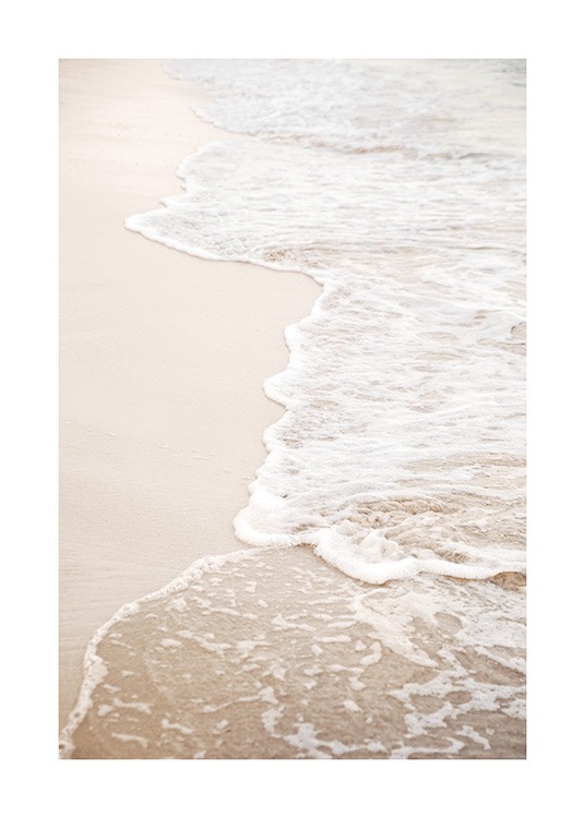  – Fotografi af en strand med stille bølger, der ruller ind på sandet