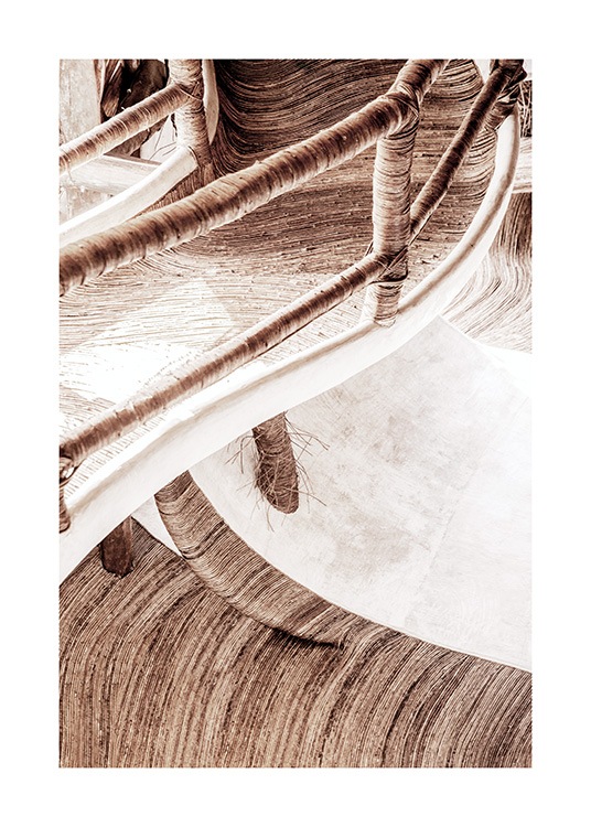  – Fotografi af en flad trappe i et trætophus bygget af organisk materiale