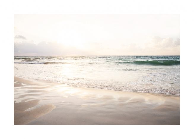  – Fotografi af et hav og en strand ved solnedgang