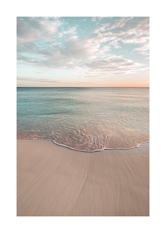  – Fotografi af et stille hav og en strand med en overskyet, blå himmel i baggrunden