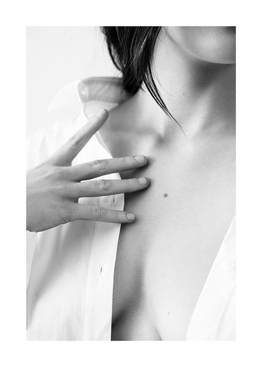  – Sort-hvidt fotografi af en kvinde, der rører brystkassen med fingerspidserne