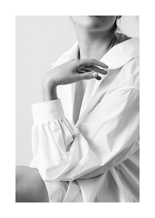  – Sort-hvidt fotografi af en kvinde, der elegant bøjer håndleddet foran sig