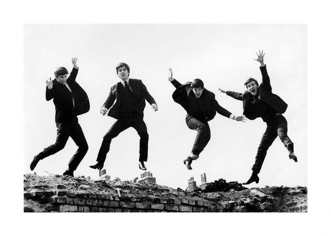  – Sort-hvidt fotografi af medlemmerne af The Beatles, der hopper