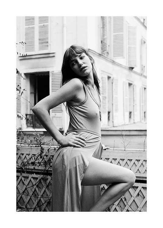  – Sort-hvidt fotografi af Jane Birkin, der står med hånden på hoften på en altan