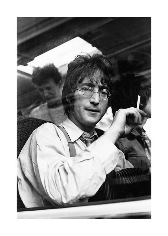 – Sort-hvidt fotografi af John Lennon på et tog med en cigaret i hånden