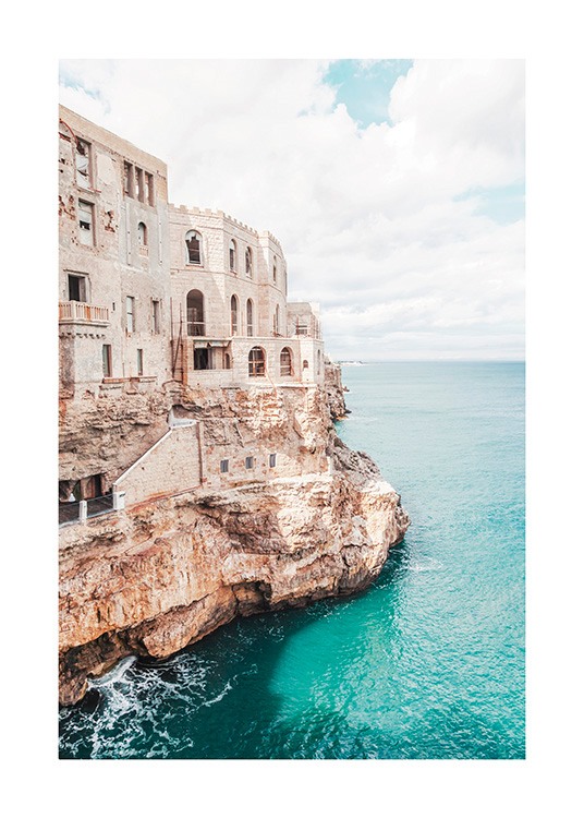  – Fotografi af en klippe ved havet med en bygning på