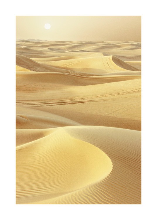  – Foto af en ørken med gult sand og solen i baggrunden