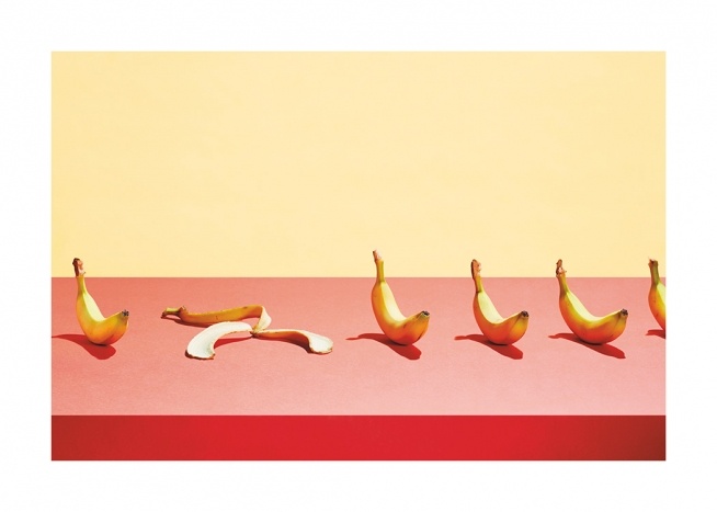  – Fotografi af bananer på række på et lyserødt bord mod en gul baggrund