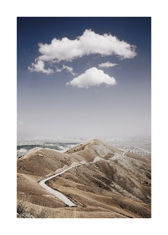  – Fotografi af en bjergkæde med en vej, der slynger sig gennem den, og skyer og blå himmel i baggrunden