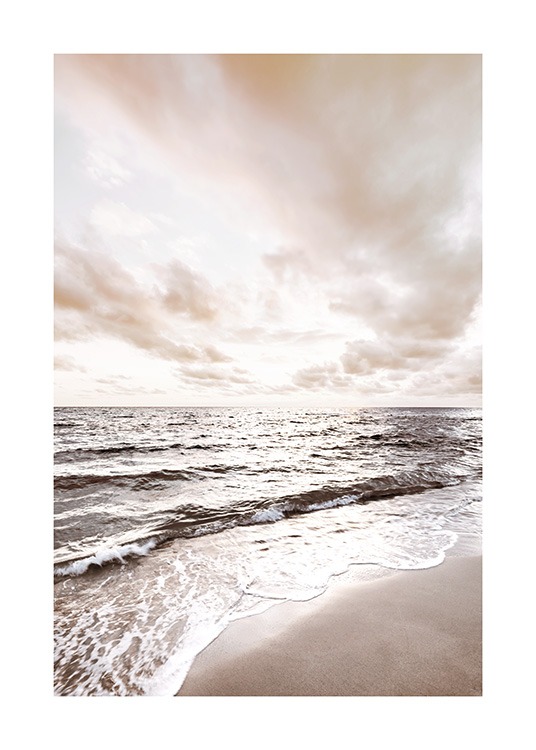  – Fotografi af et roligt hav med en strand i forgrunden og skyer i baggrunden