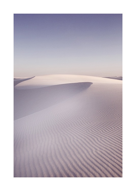  – Fotografi af sandklitter i en ørken med riflet overflade og en blå himmel i baggrunden