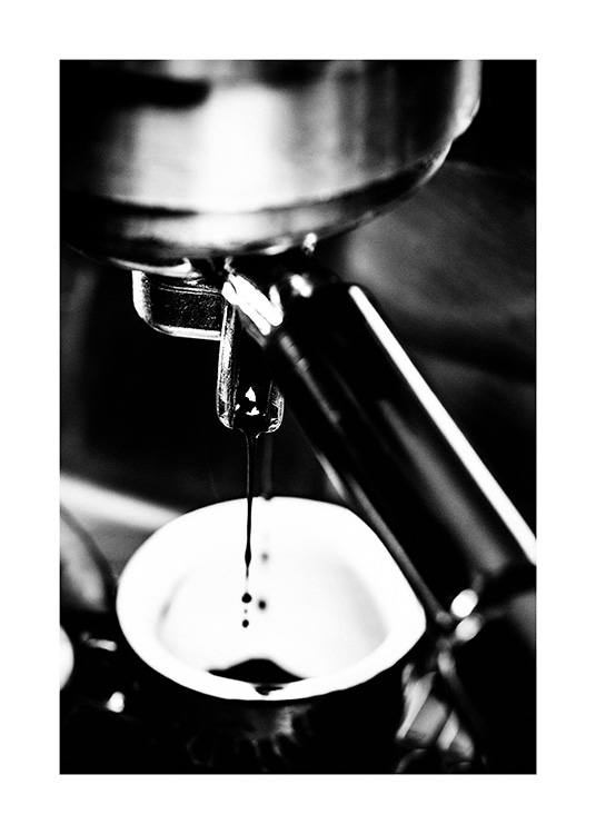  – Sort-hvidt fotografi med nærbillede af en espressomaskine, der laver kaffe
