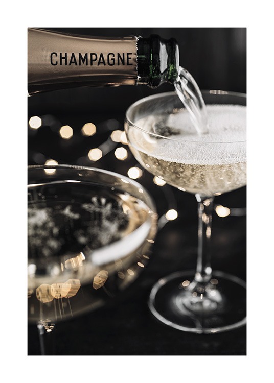  – Fotografi af en flaske med champagne, der hældes i et champagneglas