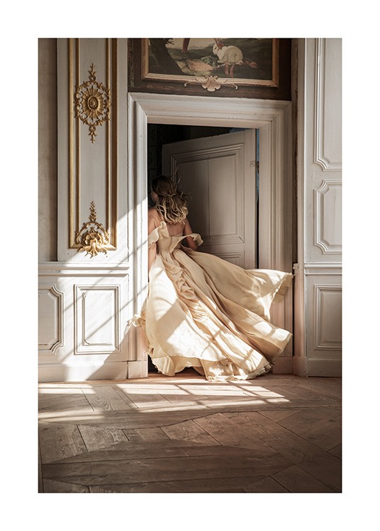  – Fotografi af en kvinde iført en beige kjole, der går gennem en dør med barokdetaljer