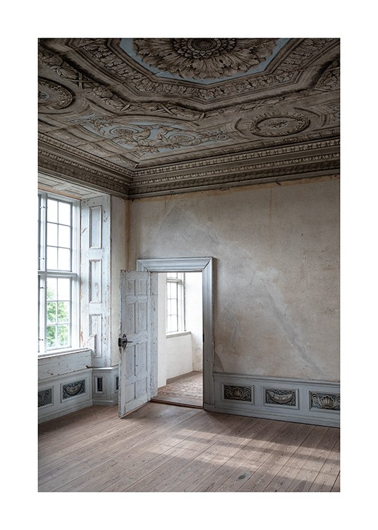  – Fotografi af et barokrum med beige vægge og en hvid, åben dør
