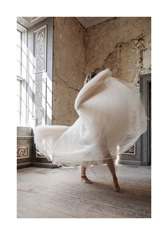  – Fotografi af en kvinde iført hvidt tylskørt, der danser i et barokrum