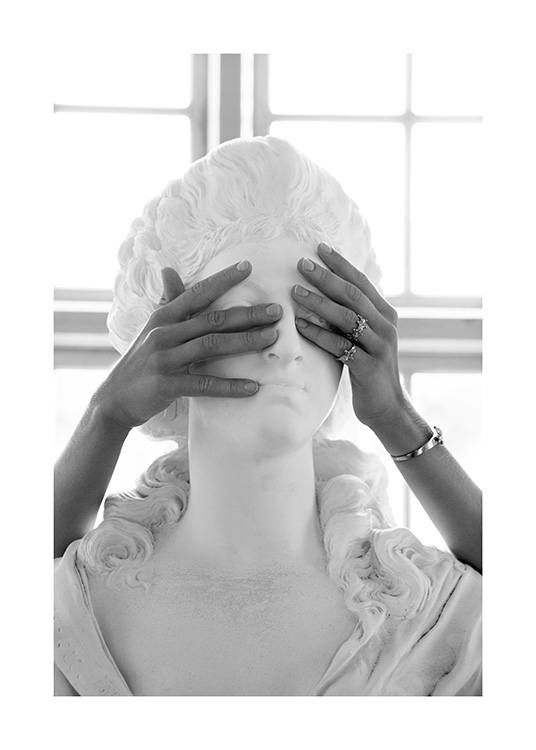  – Sort-hvidt fotografi af en marmorstatue, hvor en kvinde holder hænderne for dens øjne
