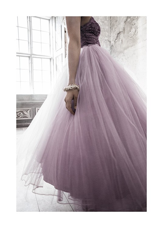 – Fotografi af en kvinde iført en kjole med lilla tylskørt og et guldarmbånd