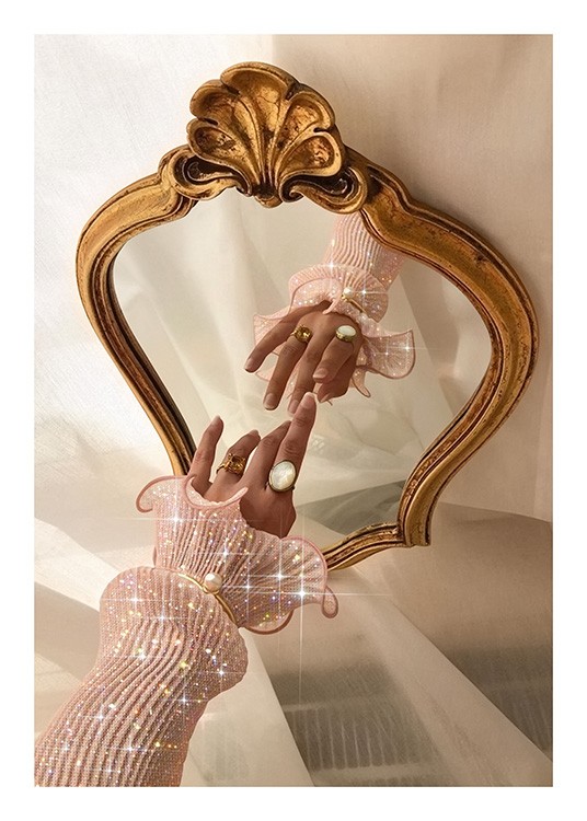  – Fotografi af en arm dækket af et lyserødt, glitrende ærme, der strækkes ud mod et guldspejl