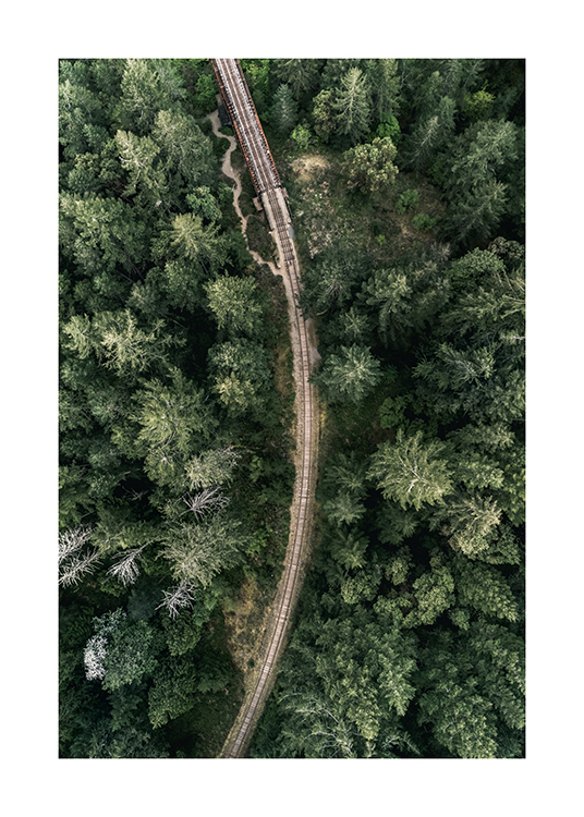  – Luftfoto af togskinner midt i en grøn skov