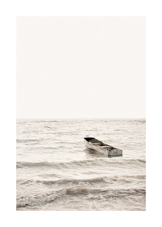  – Fotografi af et hav med en båd liggende i bølgerne, med en lysegrå himmel i baggrunden