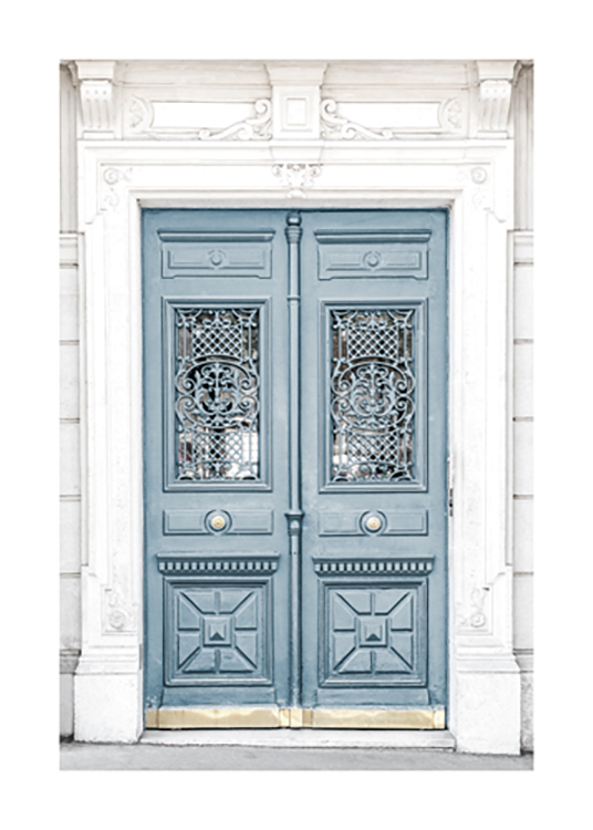  – Fotografi af en blå dør i en hvid bygning, med udskæringer i døren og bygningen