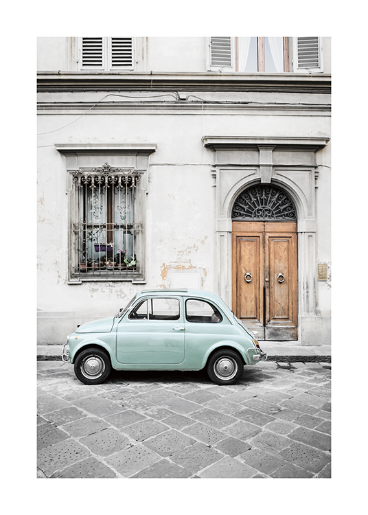  – Fotografi af en mintgrøn vintagebil uden for en gammel, grå bygning