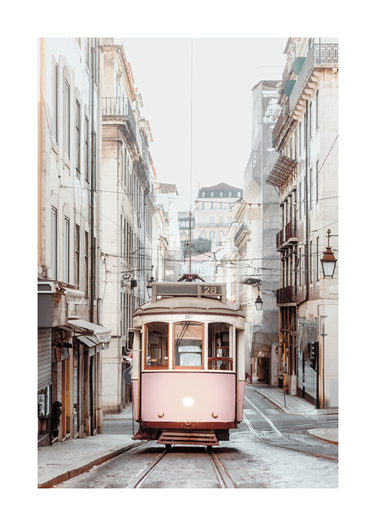  – Fotografi af en sporvogn i vintagestil og bygninger langs gaden