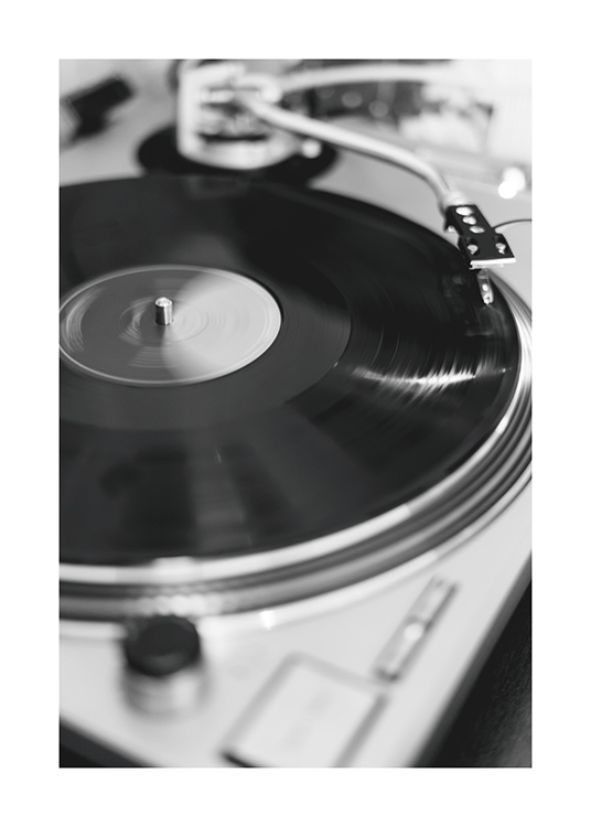  – Sort-hvidt fotografi af en pladespiller med en vinylplade