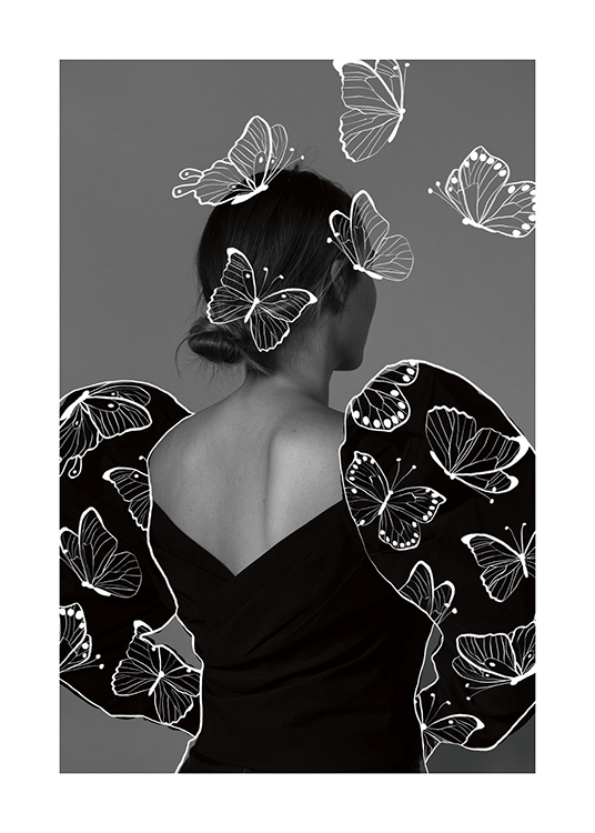  – Sort-hvidt fotografi af en kvinde set bagfra dækket af hvide, tegnede sommerfugle