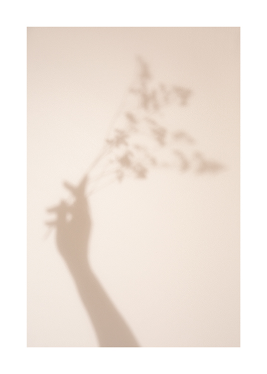  – Fotografi af skyggen af en hånd og blomster mod en baggrund i lys beige