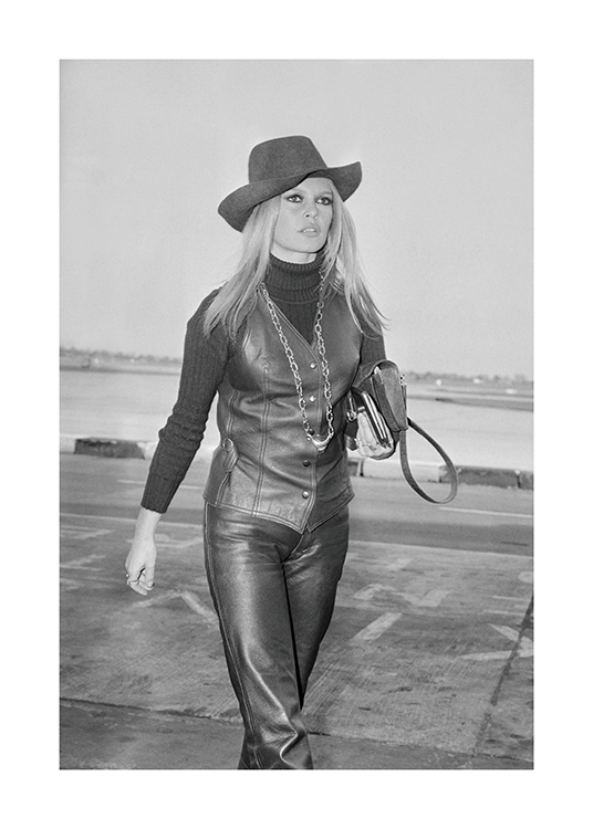  – Sort-hvidt fotografi af skuespillerinden Brigitte Bardot iført lædertøj og hat