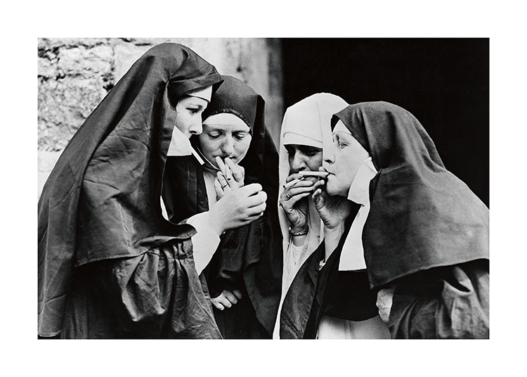  – Sort-hvidt fotografi af nonner, der står i en gruppe og ryger