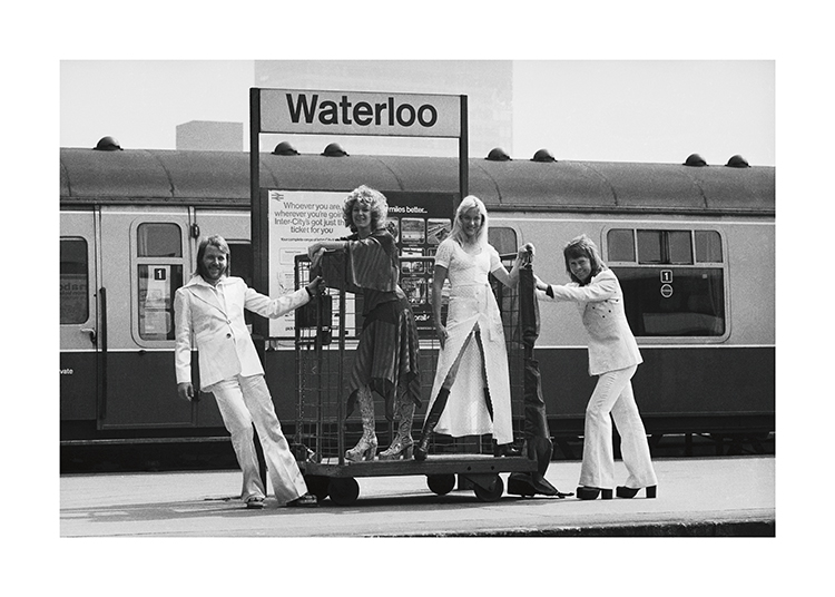  – Sort-hvidt fotografi af medlemmerne af ABBA, der står på Waterloo-togstation