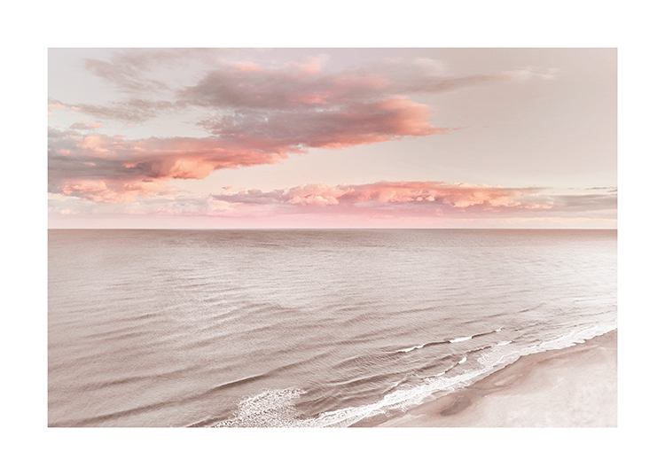  – Fotografi af lyserøde og orange skyer på himlen bag et stille hav