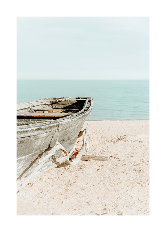  – Fotografi af en gammel båd i sandet på en strand med himlen og havet i baggrunden