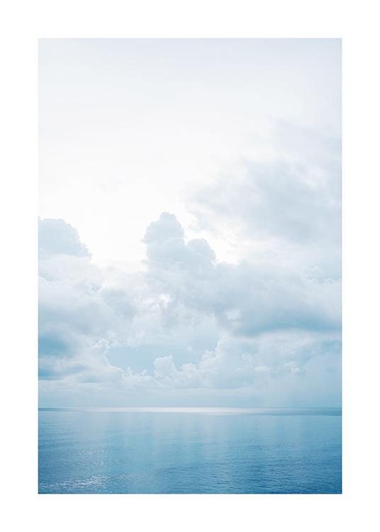  – Fotografi af et blåt hav med stille vand og skyer på himlen ovenover