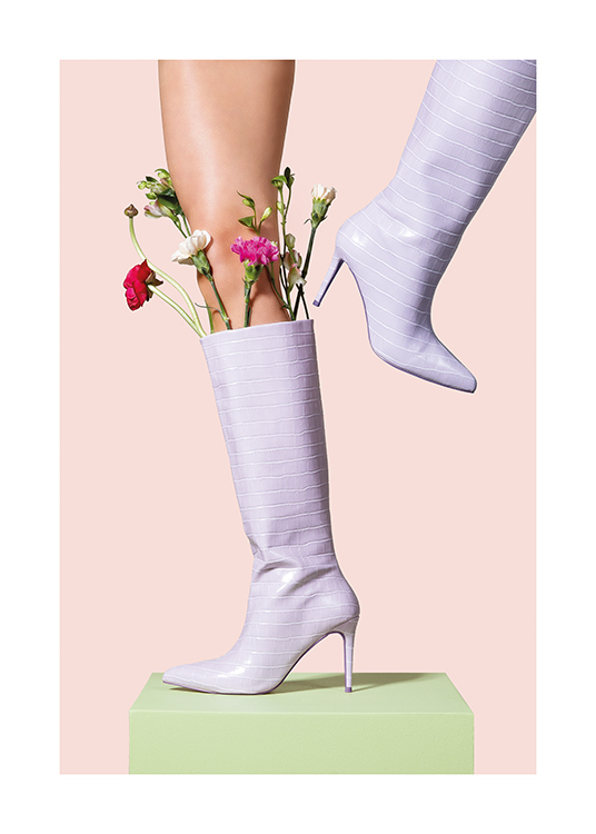  – Fotografi af en kvinde med blomster, der stikker op af hendes lilla støvler med høje hæle