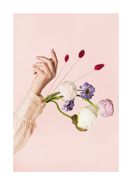  – Fotografi af blomster, der stikker ud af et skjorteærme, mod en lyserød baggrund