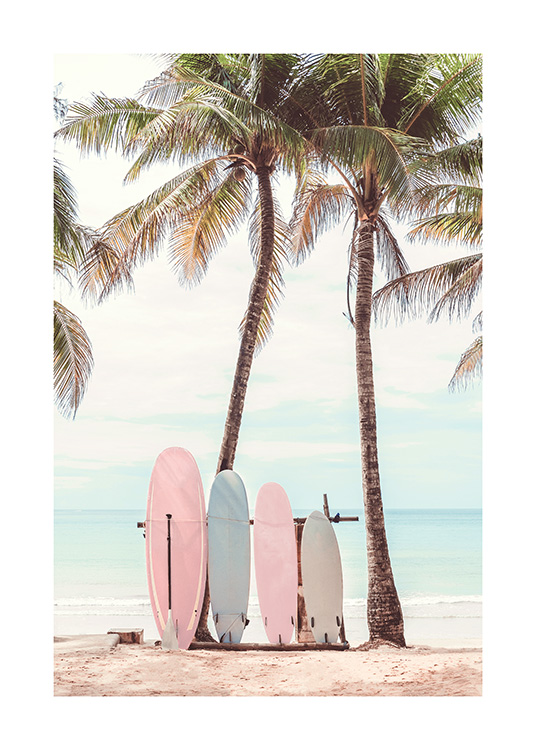  – Fotografi af et par farverige surfbrætter, der står op ad to palmer
