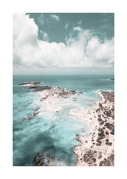  – Fotografi af et hav, små øer og en strand set ovenfra