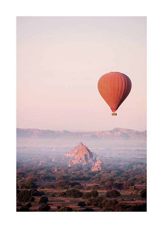  – Fotografi af rød luftballon, der flyver, med et bjerg- og skovlandskab i baggrunden