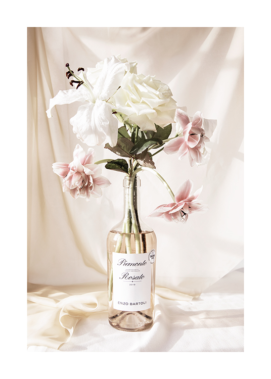  – Fotografi af en buket lyserøde og hvide blomster i en flaske rosé