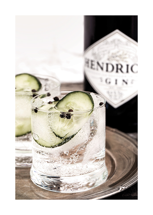  – Fotografi af en gin og tonic med agurkeskiver