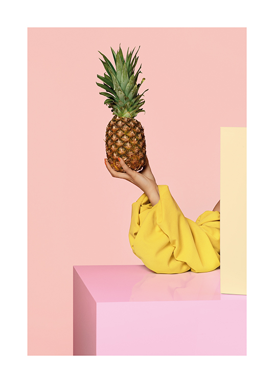  – En kvinde gemt bag kasser med en ananas i hånden på en lyserød baggrund