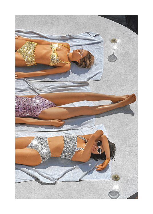  – Fotografi af en gruppe kvinder i glitrende pailletbesat badetøj, der ligger på håndklæder og solbader