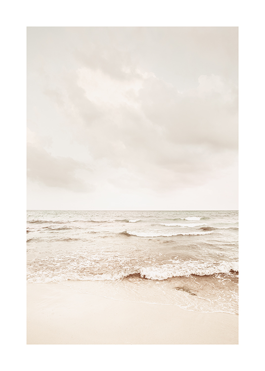  – Et billede af en rolig strand på en overskyet dag