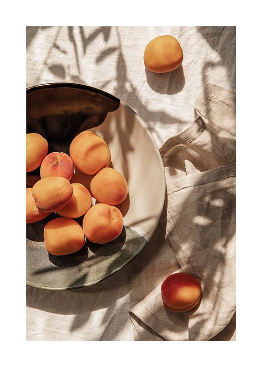  – En tallerken med friske abrikoser på et bord