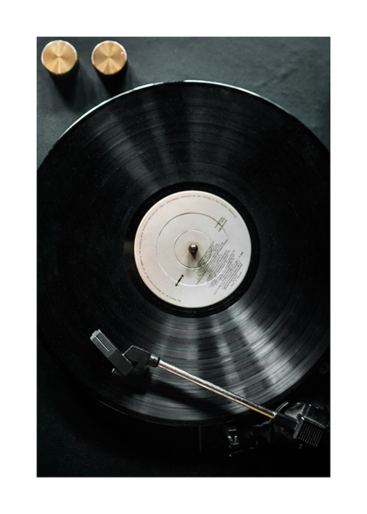  – Fotografi af en gammel grammofon med en sort vinylplade på