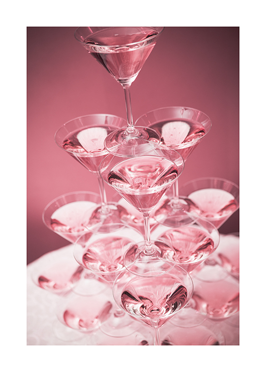  – Fotografi af en pyramide af cocktailglas med lyserøde drinks mod en lyserød baggrund
